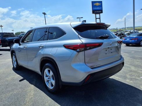 Used 2023 Toyota Highlander LE image 3