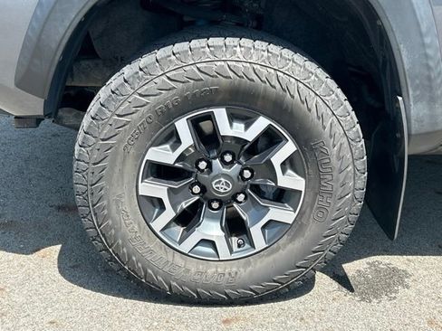 Used 2016 Toyota Tacoma TRD Off-Road w/ Premium & Technology Package AWD/4WD image 17