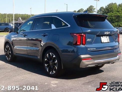 Certified 2025 Kia Sorento SX FWD image 5