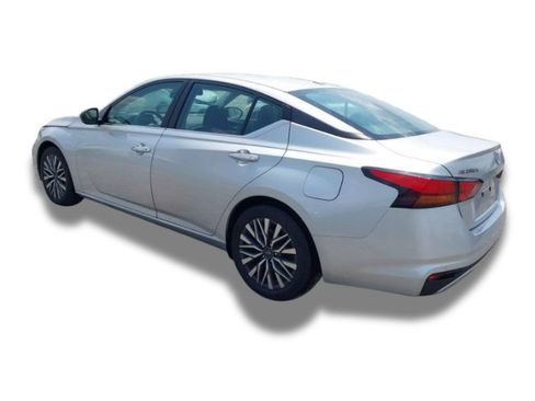 Used 2024 Nissan Altima 2.5 SV FWD image 3