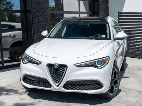 Used 2020 Alfa Romeo Stelvio Ti w/ Active Blind Spot Package AWD/4WD image 5