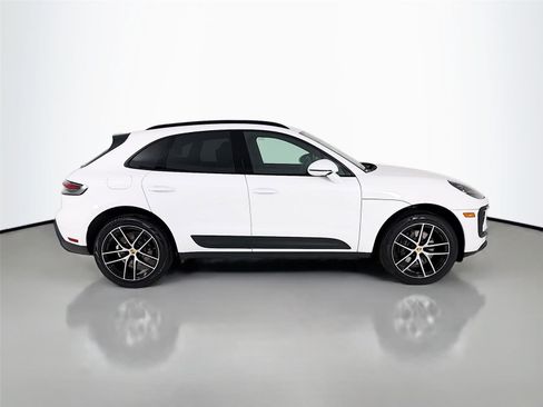 Used 2023 Porsche Macan AWD/4WD image 28