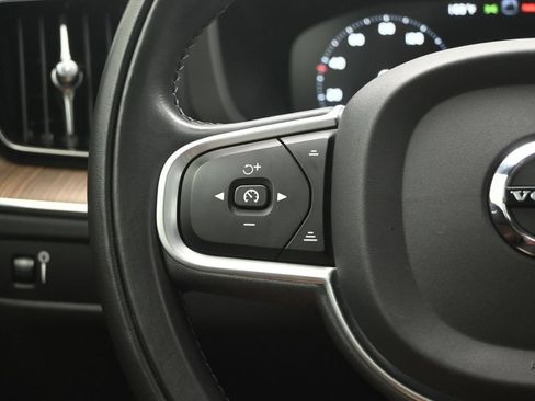 Used 2021 Volvo XC60 T5 Momentum w/ Protection Package Premier FWD image 24