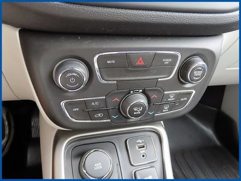Used 2021 Jeep Compass Latitude AWD/4WD image 18