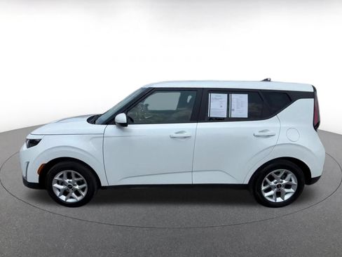 Used 2025 Kia Soul LX w/ LX Technology Package FWD image 9