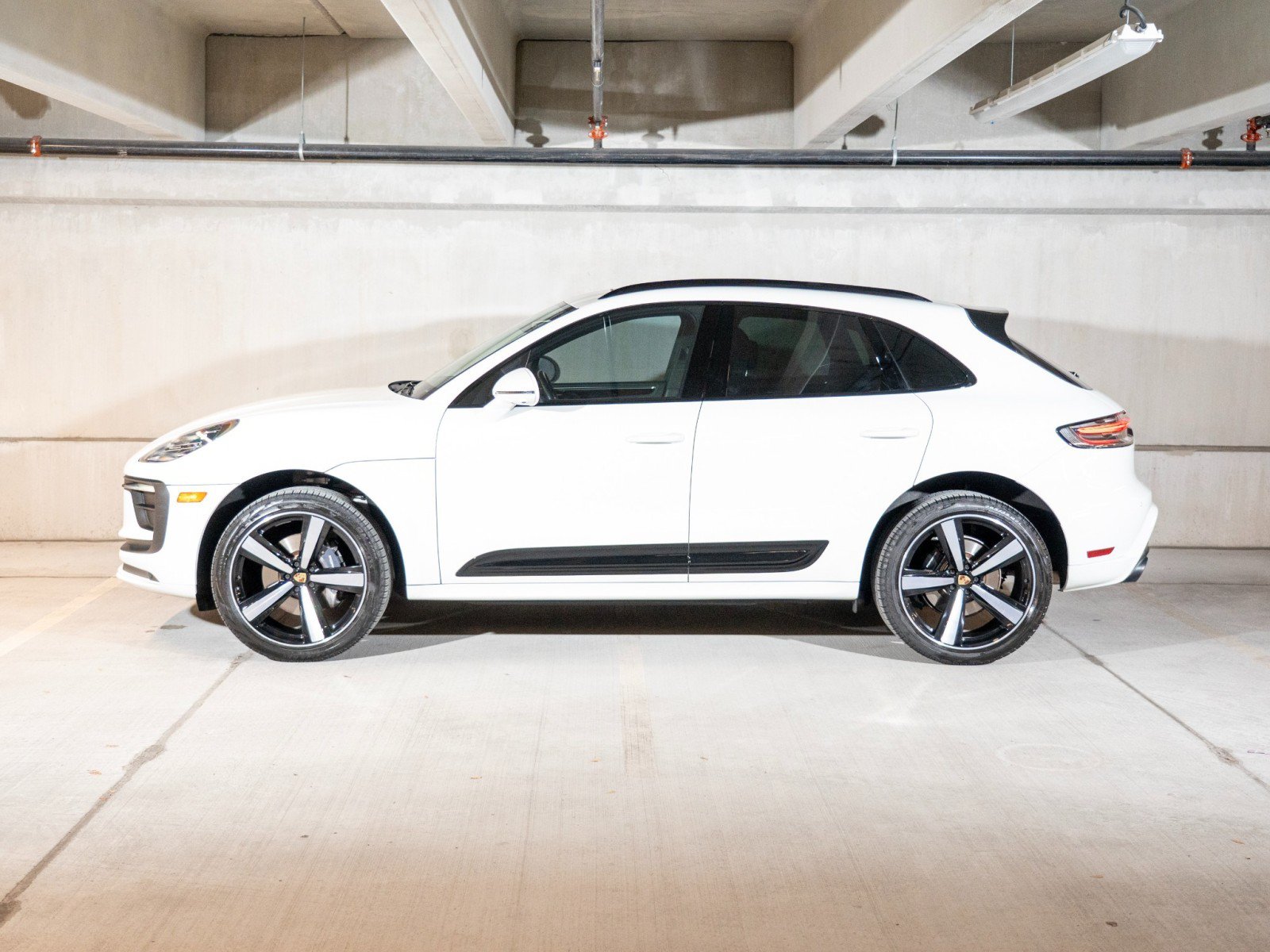 Certified 2022 Porsche Macan AWD/4WD image 2
