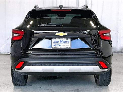 Used 2025 Chevrolet Trax LT FWD image 3
