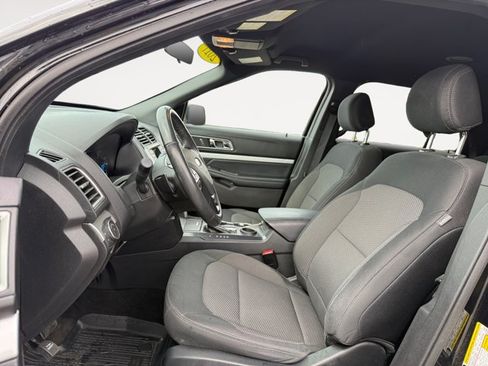 Used 2017 Ford Explorer XLT FWD image 12
