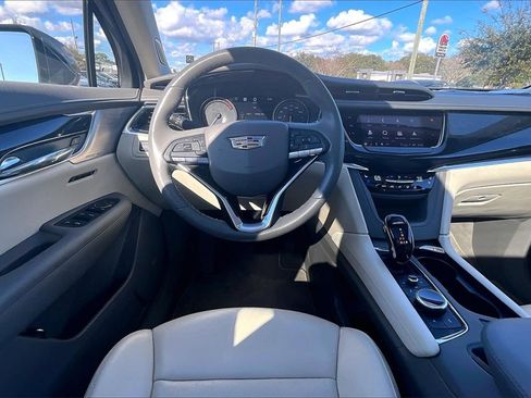 Used 2023 Cadillac XT6 Premium Luxury w/ Technology Package image 8