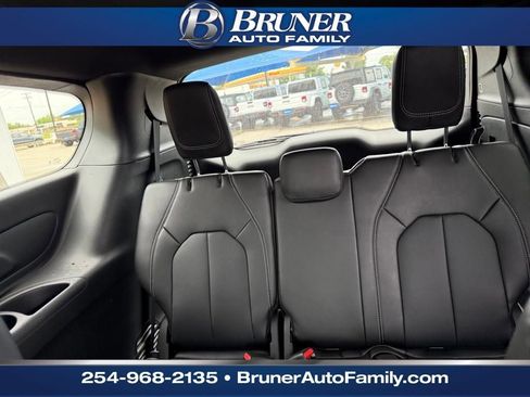 New 2025 Chrysler Pacifica Select image 16
