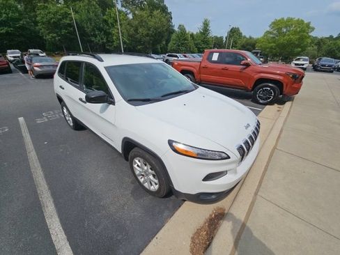 Used 2017 Jeep Cherokee Sport FWD image 7