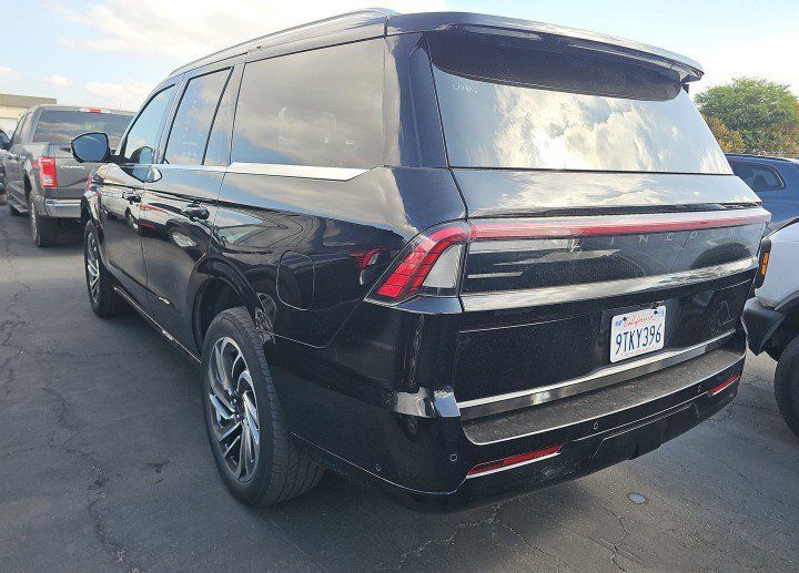 Used 2025 Lincoln Navigator Reserve AWD/4WD image 3