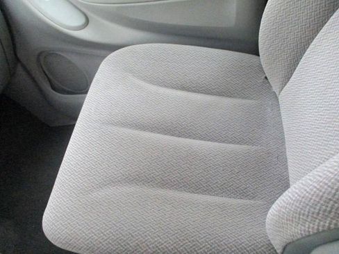 Used 2007 Chrysler Town & Country Touring FWD image 12