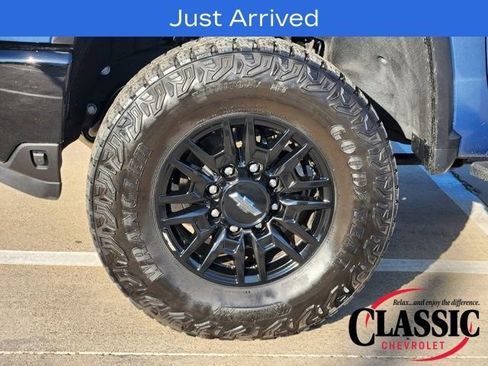 Used 2024 Chevrolet Silverado 2500 ZR2 w/ Technology Package image 28