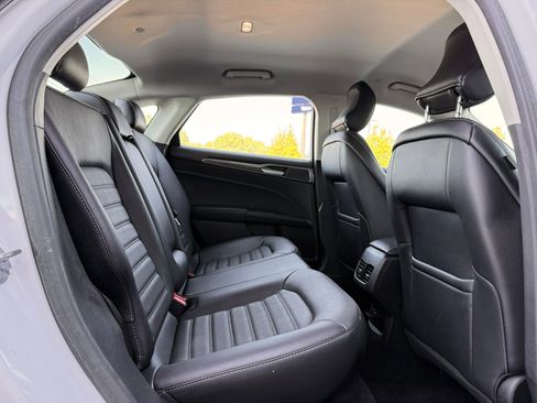 Used 2018 Ford Fusion SE w/ Equipment Group 602A FWD image 17