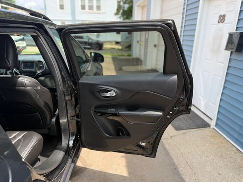 Used 2019 Jeep Cherokee Latitude Plus AWD/4WD image 36