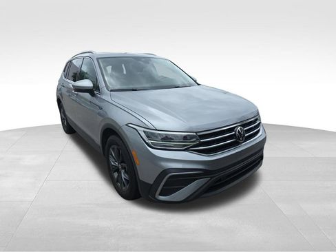 Used 2023 Volkswagen Tiguan SE w/ Panoramic Sunroof Package image 4