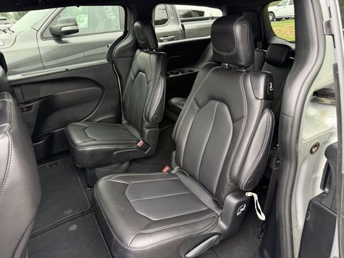 Used 2026 Chrysler Pacifica Select FWD image 12
