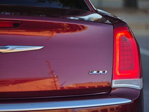 Used 2018 Chrysler 300 Touring w/ Chrome Appearance Package RWD image 41