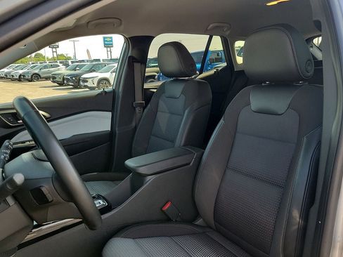 Used 2025 Chevrolet Trax LT w/ LT Convenience Package FWD image 11