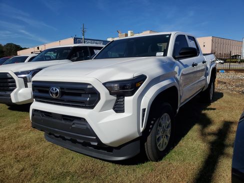 Used 2025 Toyota Tacoma SR image 3