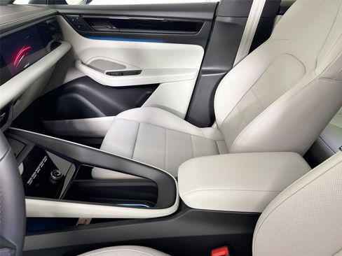Used 2026 Porsche Macan Electric RWD image 30