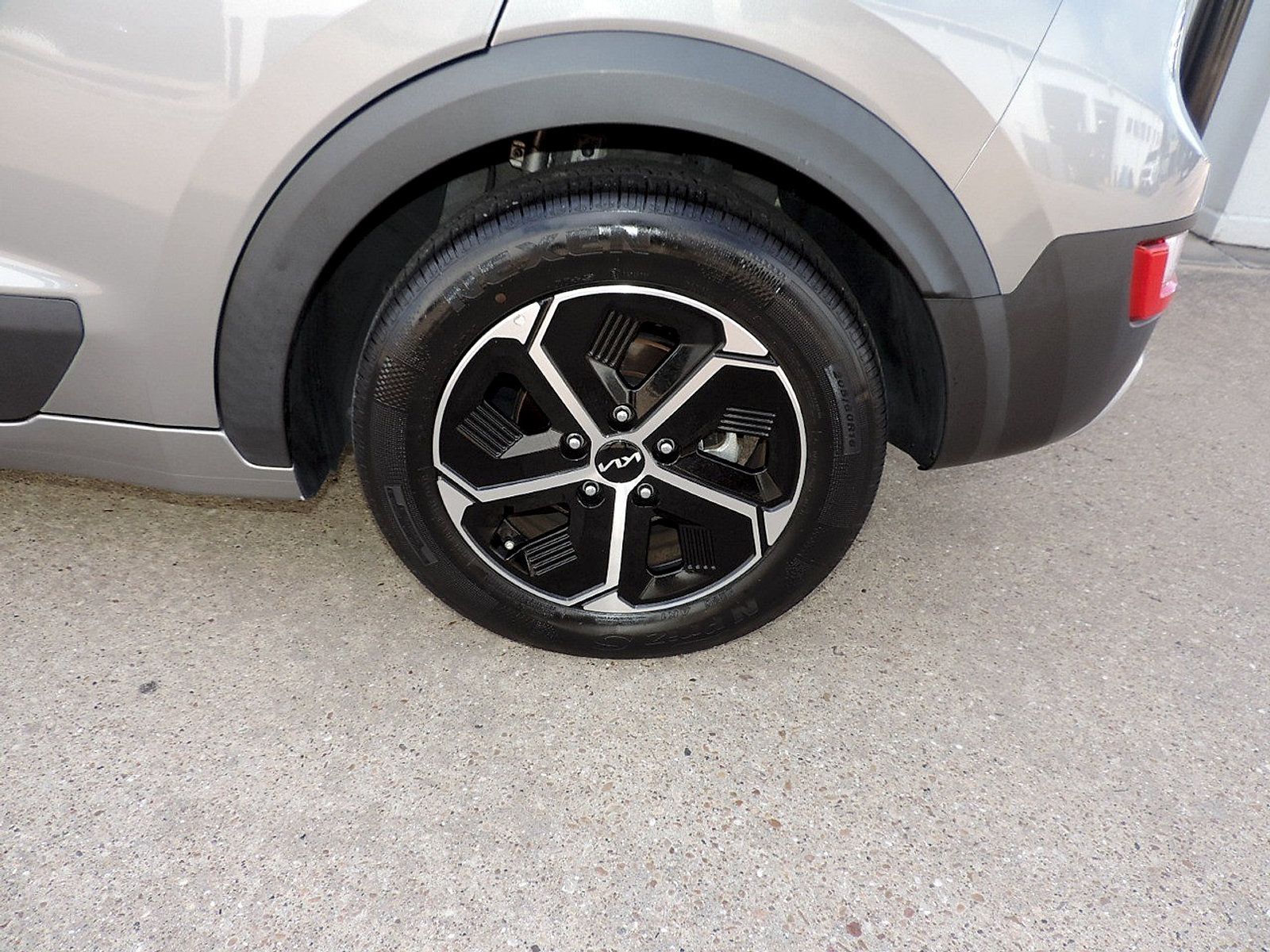 Used 2024 Kia Niro LX FWD image 9