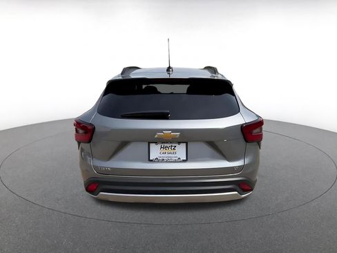 Used 2025 Chevrolet Trax LT FWD image 12