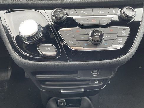 New 2026 Chrysler Pacifica Select image 17