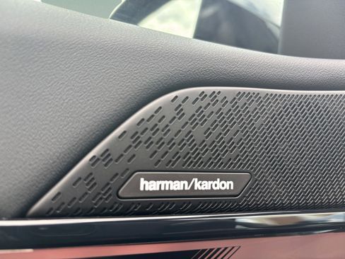 Used 2025 BMW i5 eDrive40i w/ Premium Package image 19