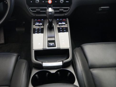 Certified 2023 Porsche Macan image 35