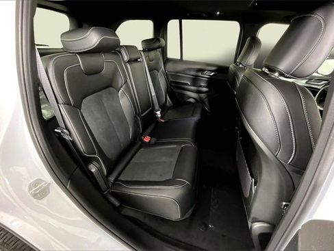 New 2025 Jeep Grand Cherokee Altitude image 10