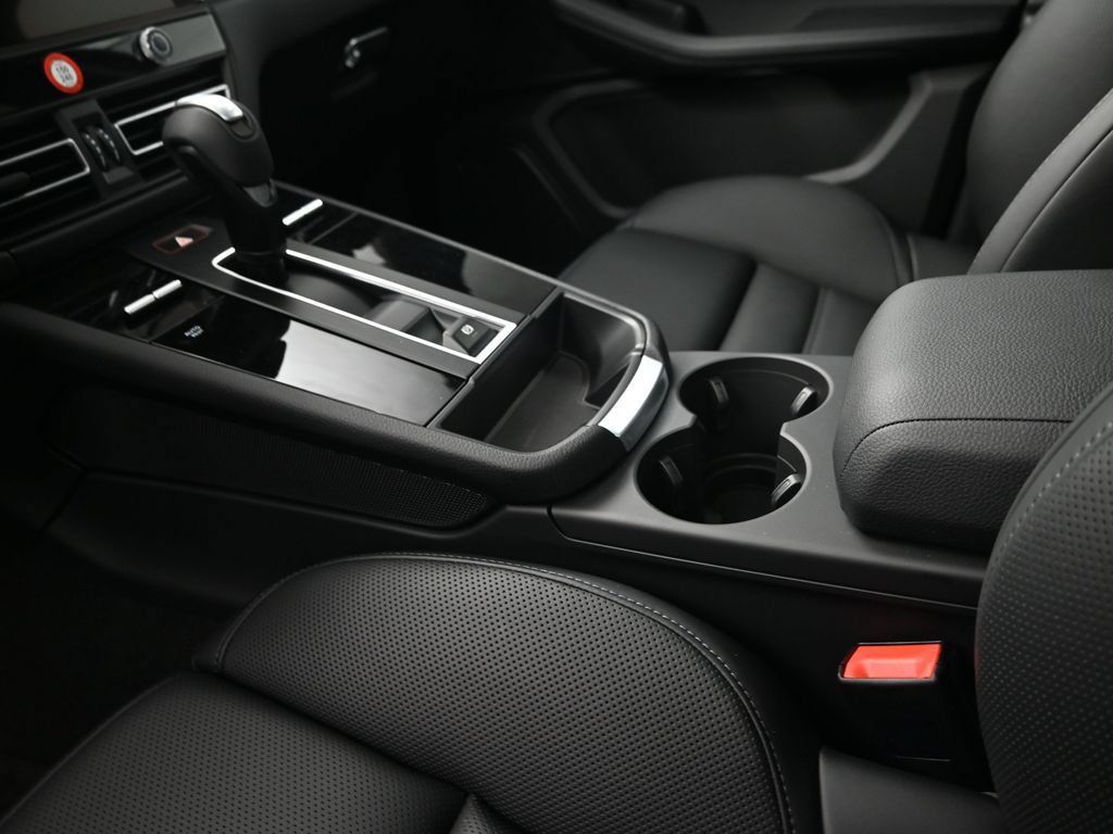 Certified 2026 Porsche Macan AWD/4WD image 22