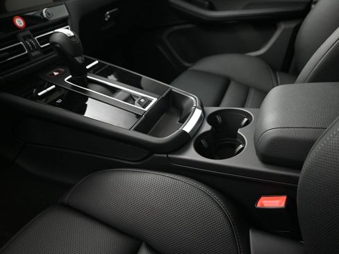 Certified 2026 Porsche Macan AWD/4WD image 22