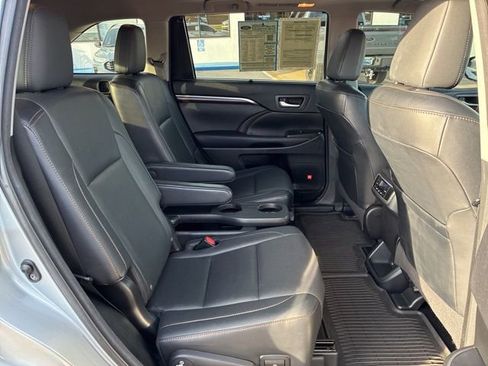 Used 2016 Toyota Highlander Limited image 32