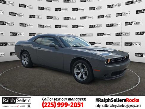 Used 2019 Dodge Challenger SXT RWD image 1