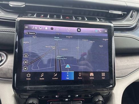 Used 2023 Jeep Grand Cherokee Overland w/ Luxury Tech Group IV AWD/4WD image 28
