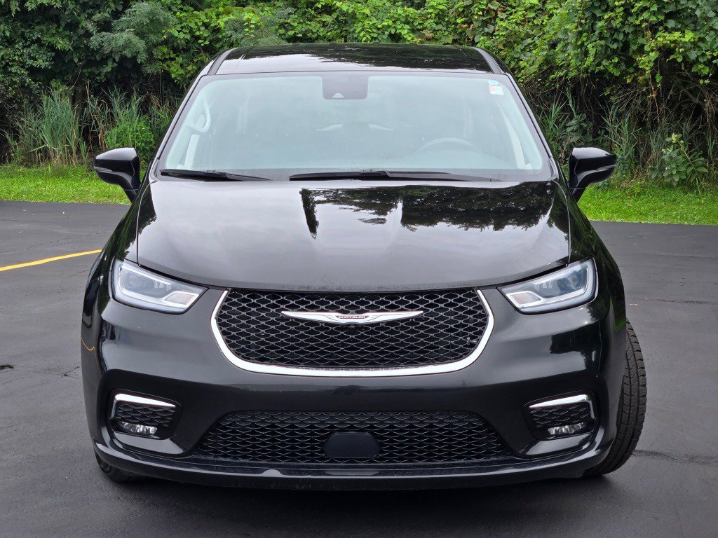 Used 2024 Chrysler Pacifica Touring-L FWD image 3