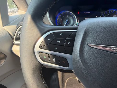 Used 2023 Chrysler Pacifica Touring-L FWD image 18