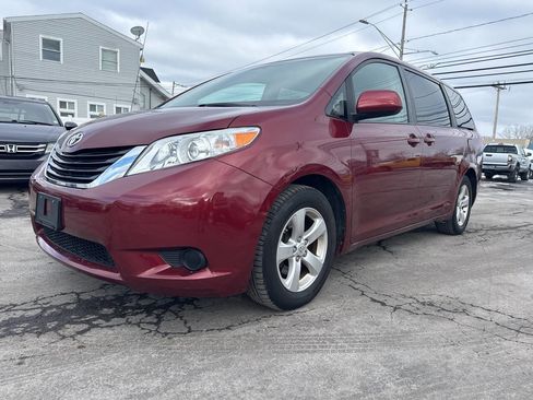 Used 2012 Toyota Sienna LE w/ Towing Pkg image 1