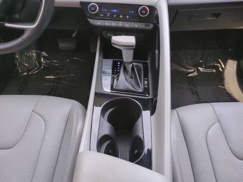 Used 2025 Hyundai Elantra Limited FWD image 18