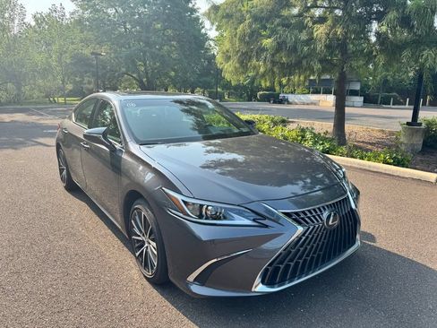 Used 2025 Lexus ES 350 w/ Premium Package FWD image 2