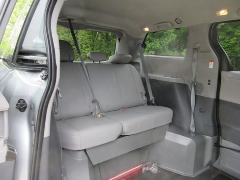 Used 2020 Toyota Sienna XLE w/ XLE Navigation Package FWD image 17