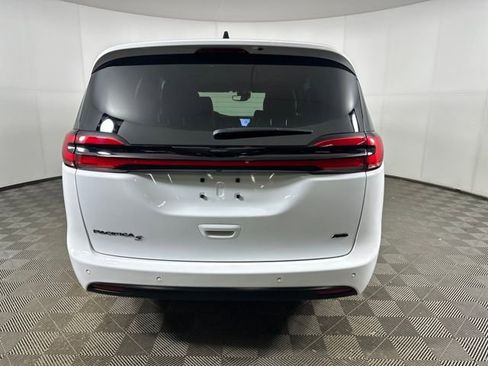 Used 2023 Chrysler Pacifica Touring-L w/ S Appearance Package image 4