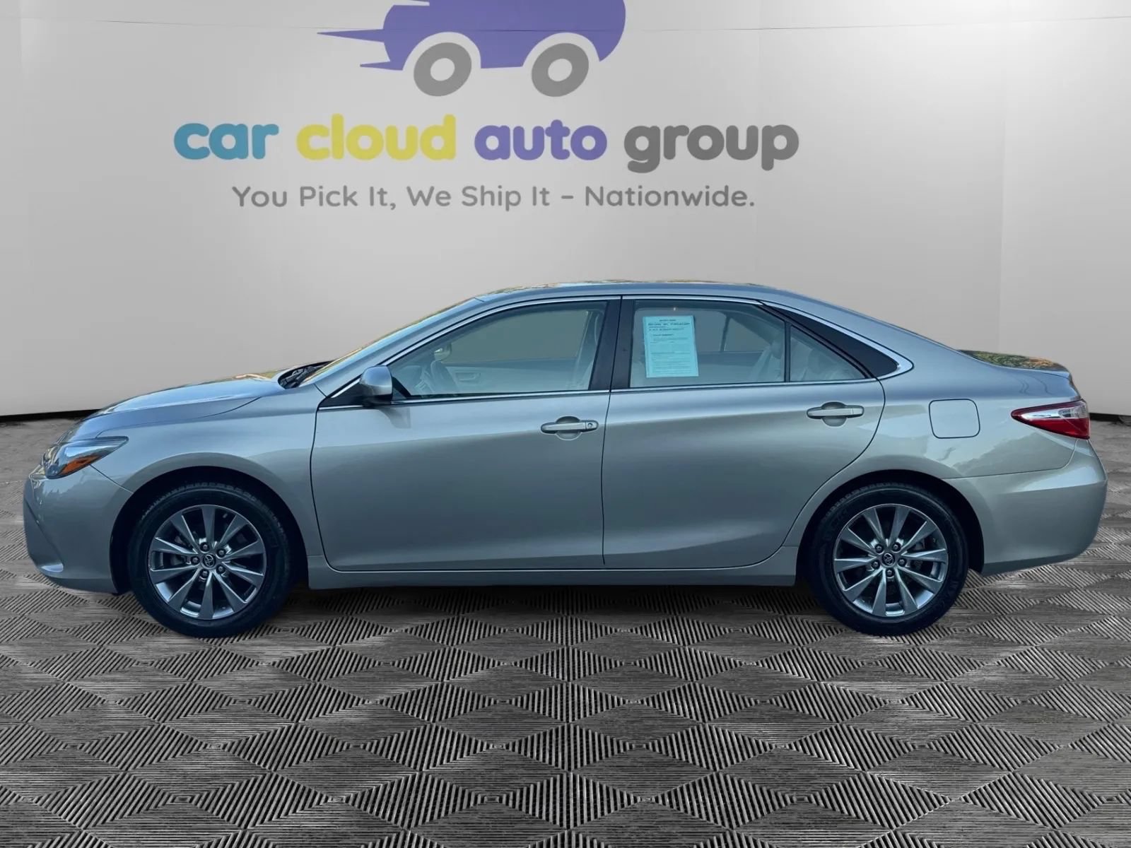 Used 2015 Toyota Camry XLE w/ Convenience Package FWD image 2