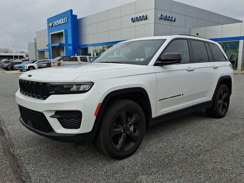 Used 2023 Jeep Grand Cherokee Altitude AWD/4WD image 6