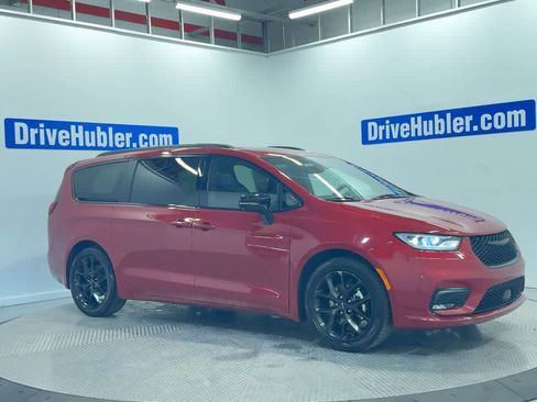 Used 2025 Chrysler Pacifica Limited image 4