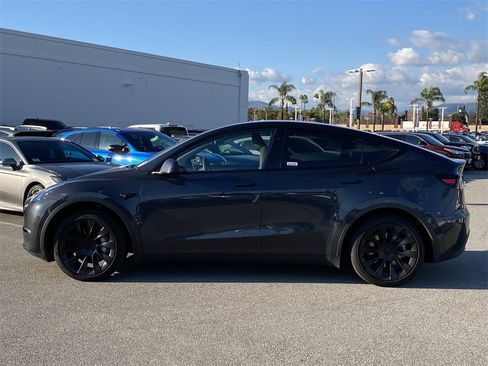 Used 2024 Tesla Model Y 2WD image 2