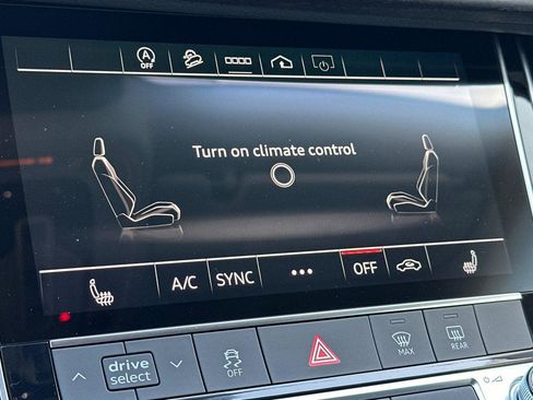 Used 2023 Audi Q8 Premium image 21