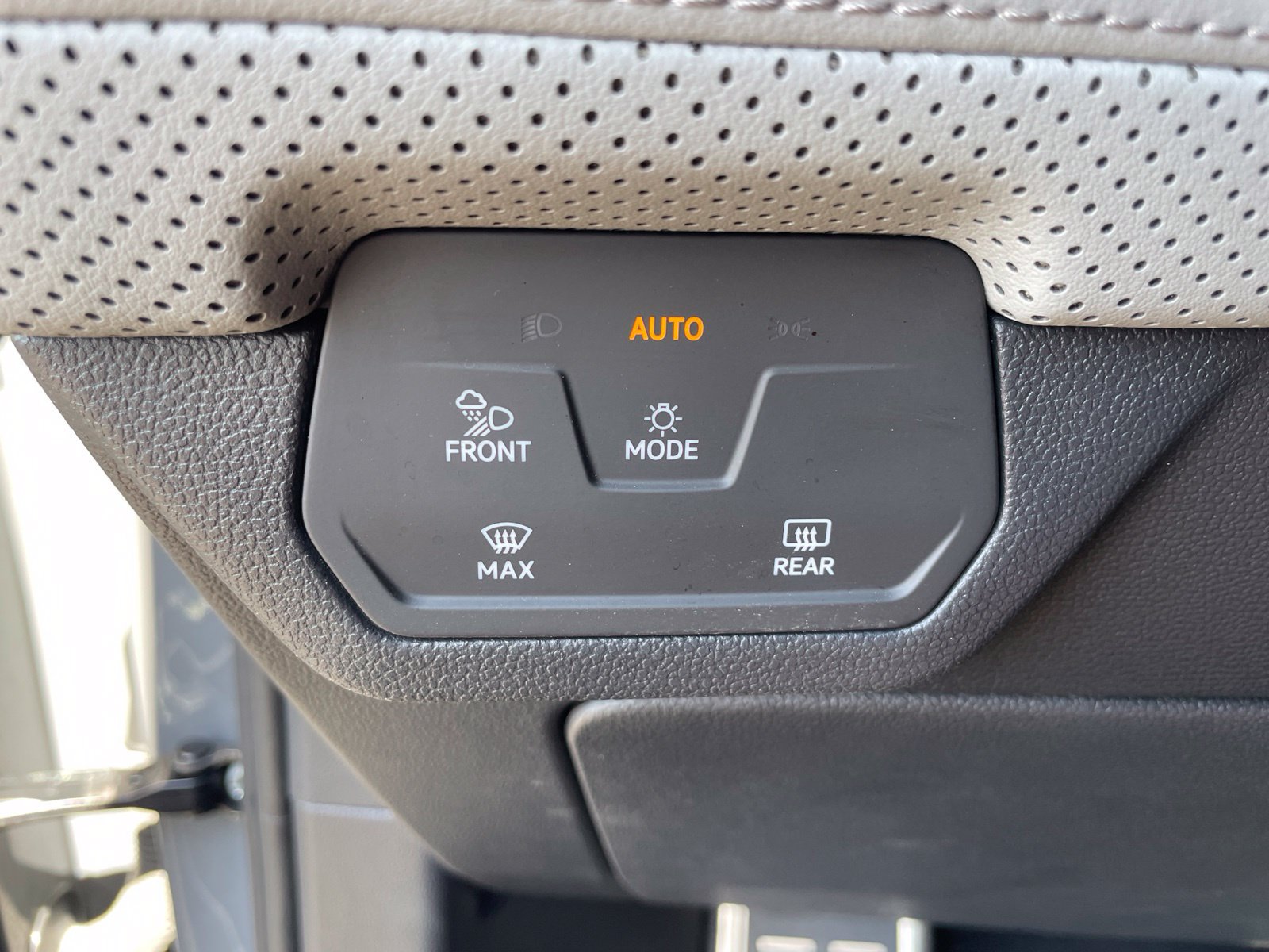 Used 2024 Volkswagen Atlas Peak Edition SE AWD/4WD image 27